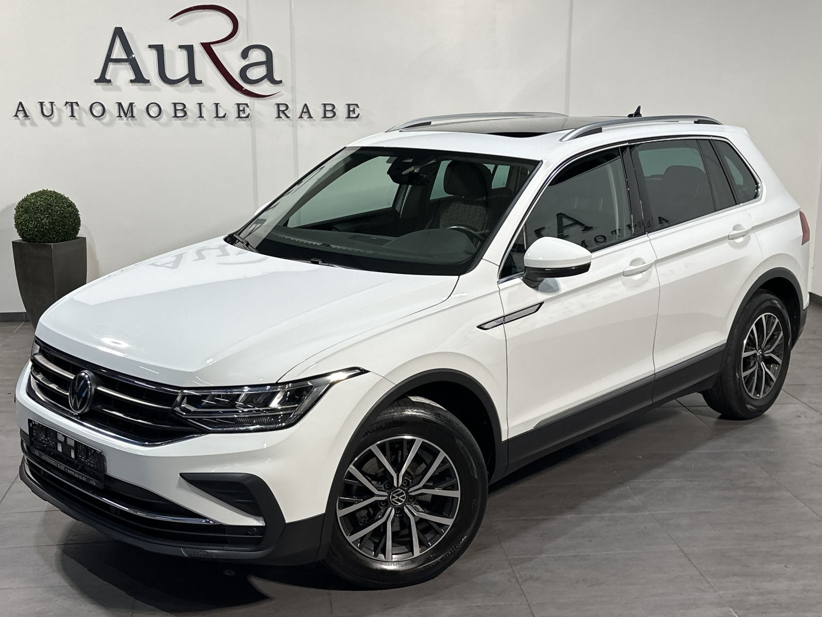 Fahrzeugabbildung Volkswagen Tiguan 2.0 TDI DSG Life NAV+LED+AHK+PANO+17ZO+PP