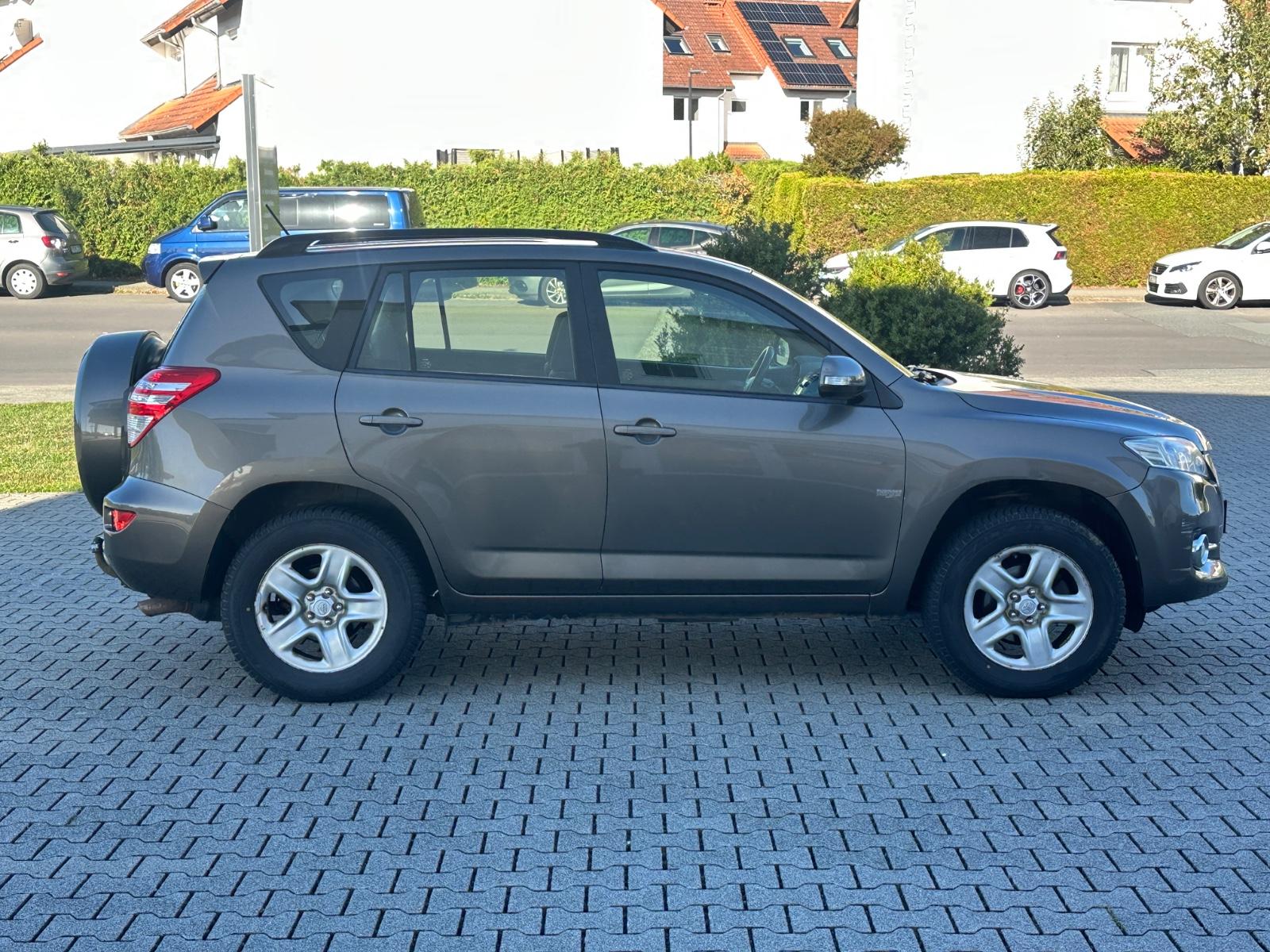 Toyota RAV 4 2.0 VVT-i 158 ch Essence • Attelage • Radar de recul • Barres de toit