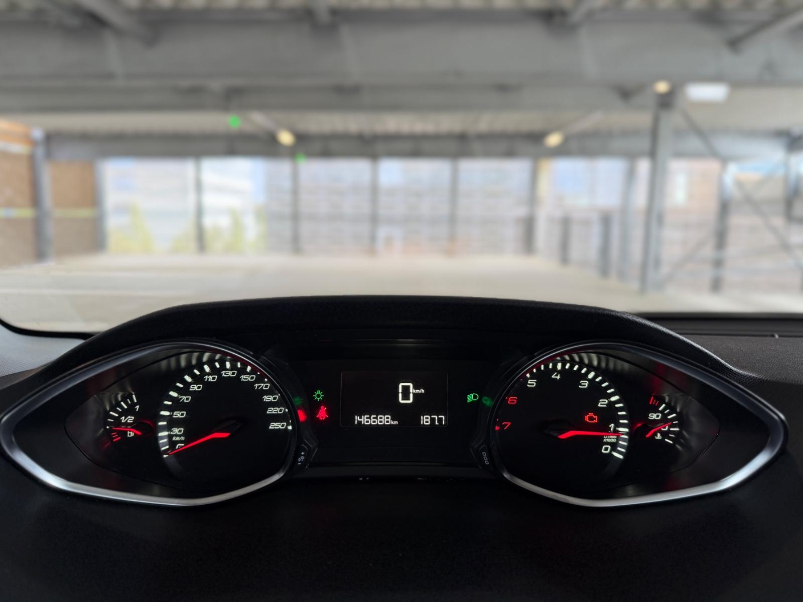 Peugeot 308 2015 — photo 21