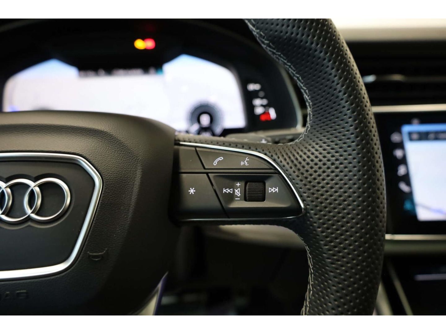 Audi Q8 55 TFSI e quattro S line foto 16