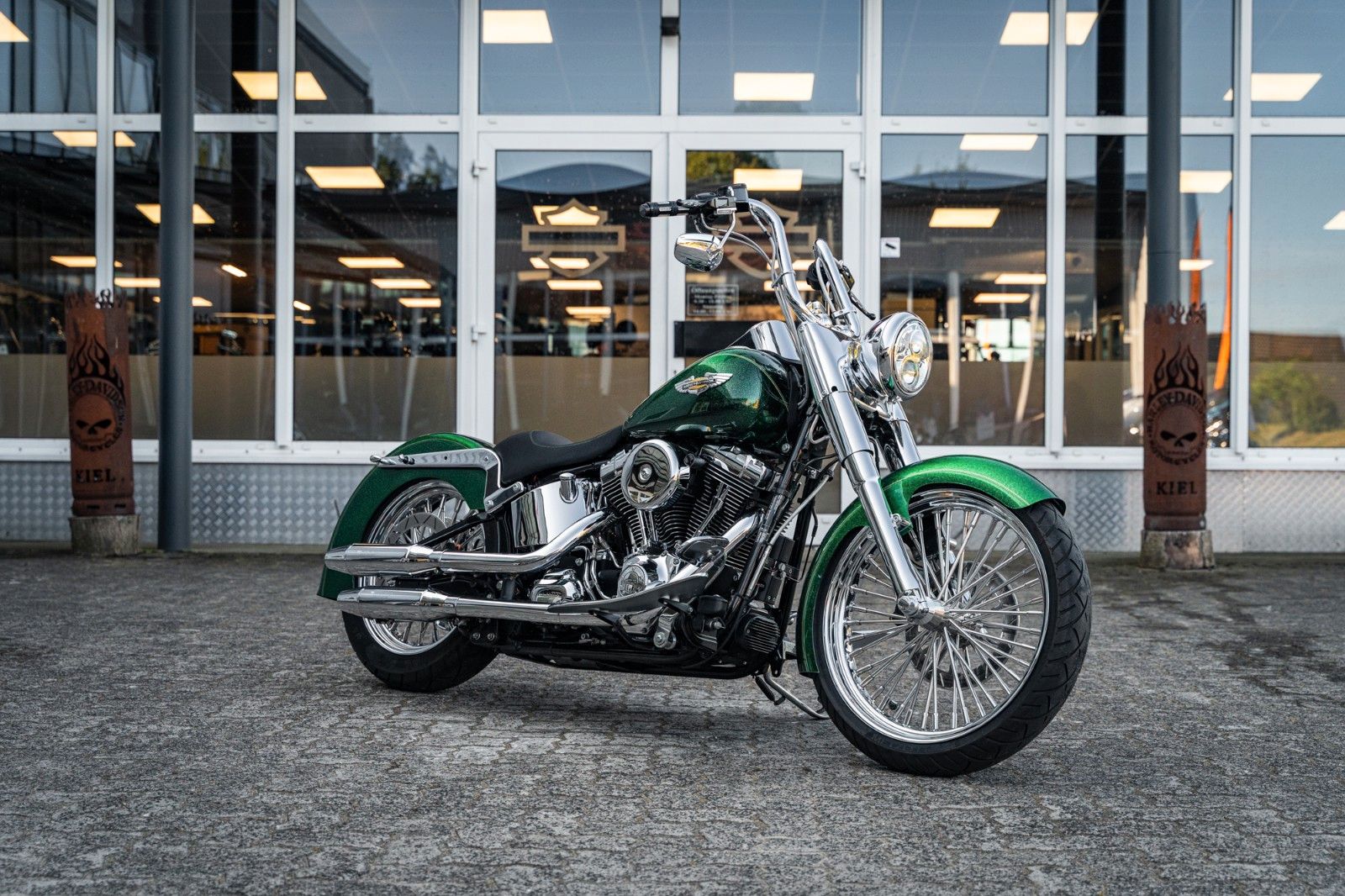 Fahrzeugabbildung Harley-Davidson FLSTN Softail Deluxe 103 - Chicano Candy Green