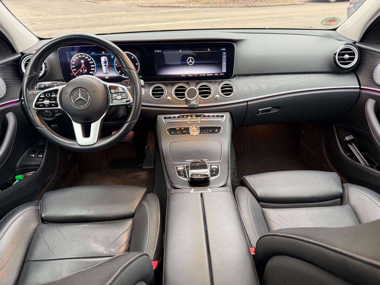 Fahrzeugabbildung Mercedes-Benz E 220d T BURMESTER*PANO*LEDER*ACC*MUTLIBEAM*LED