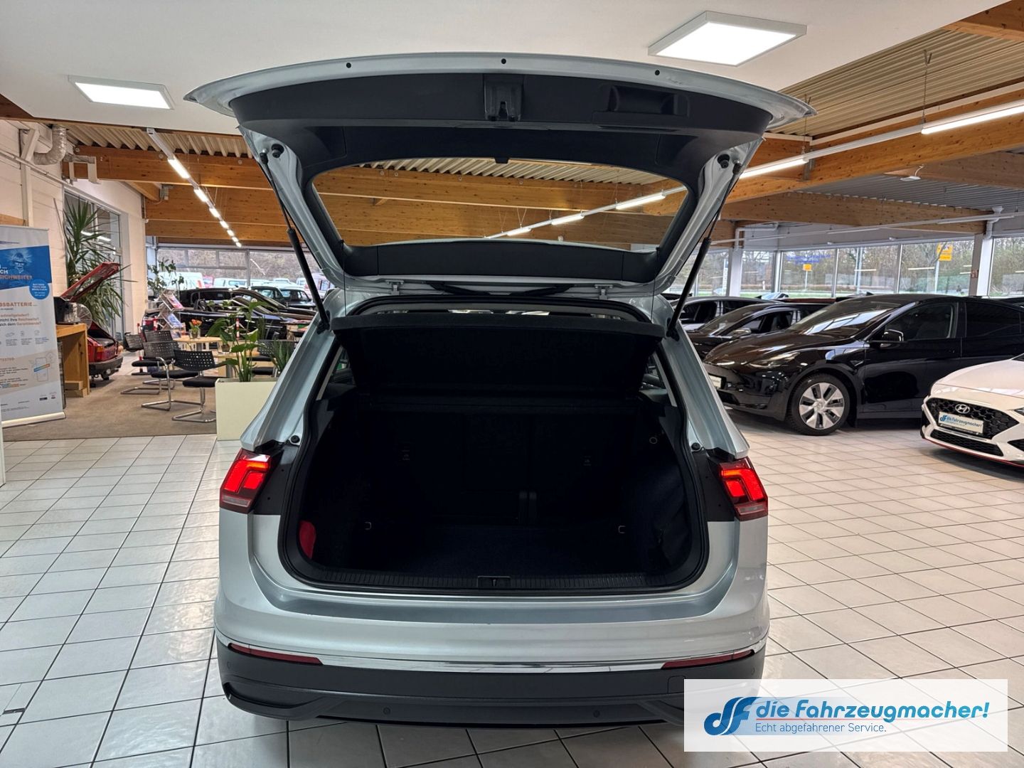 Fahrzeugabbildung Volkswagen Tiguan Life 4Motion StandHZG AHK-klappbar Navi L