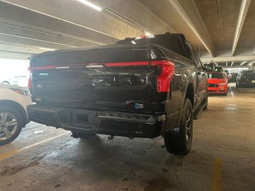 Ford F150 Lightning Lariat grosse Batterie im Vorlauf