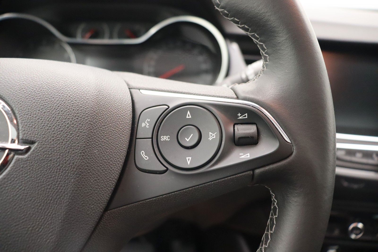 Fahrzeugabbildung Opel Crossland 1.2 Elegance PANO LED NAVI