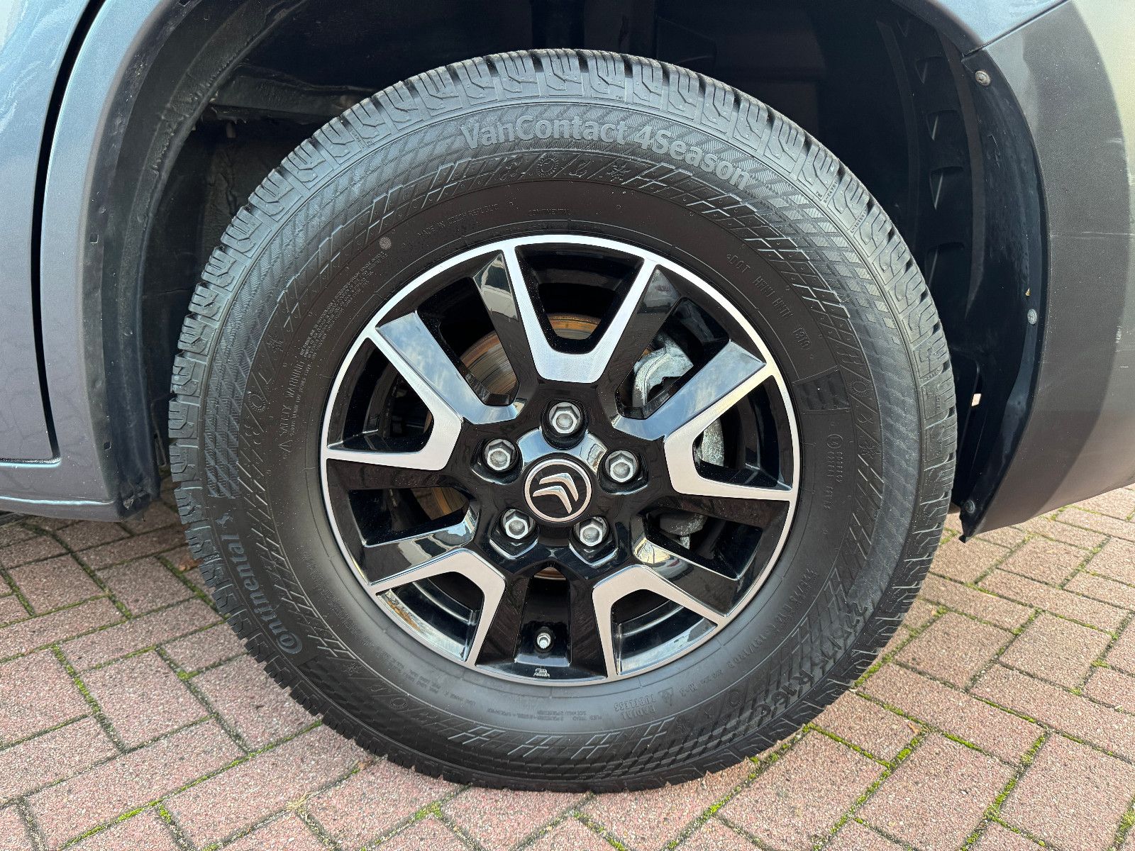 Fahrzeugabbildung Pössl SUMMIT 600 PLUS SCHWENKBAD KAMERA QUERBETT LED