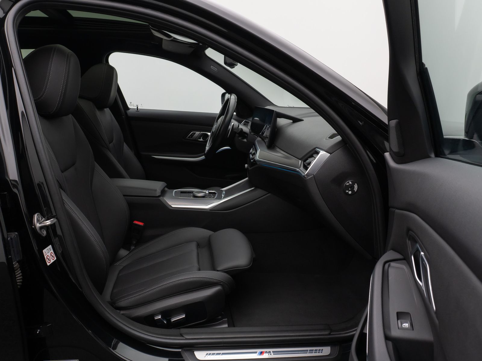 Fahrzeugabbildung BMW 318d M Sport Panorama Kamera HUD DAB HiFi AHK