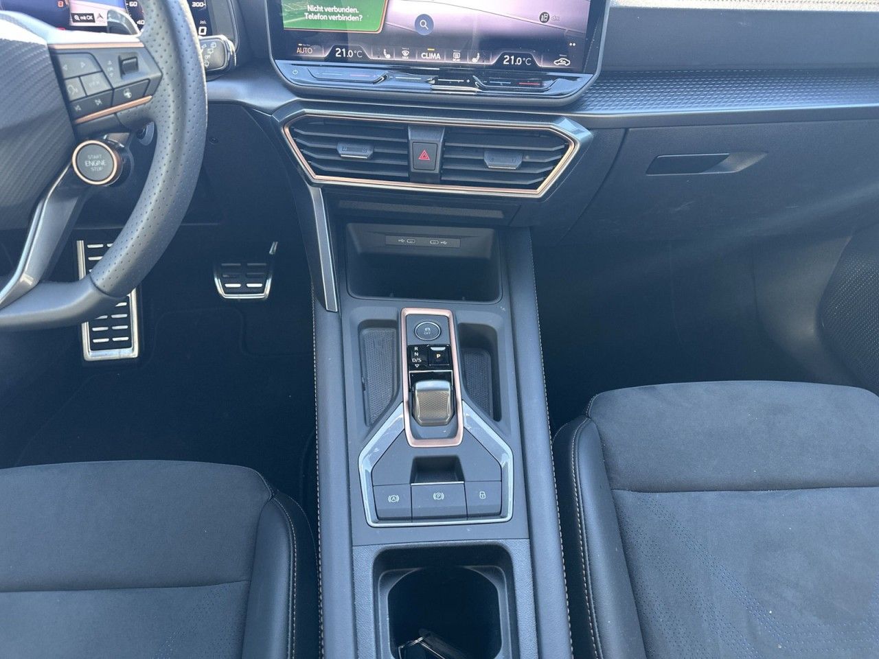 Fahrzeugabbildung CUPRA Leon Sportstourer VZ 2.0 TSI 333 PS DSG 4Drive - mit KI generiert/bearbeitet