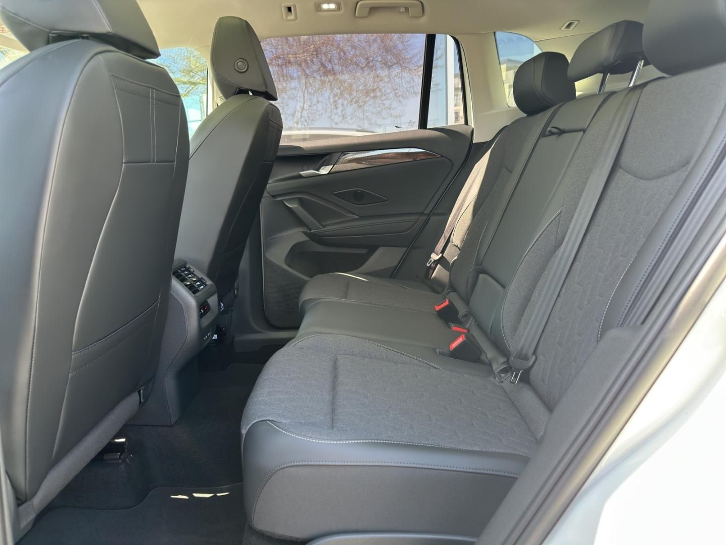 Fahrzeugabbildung Volkswagen Tiguan 1.5 eTSI W Life AHK,HUD,Kamera,LED,Matrix