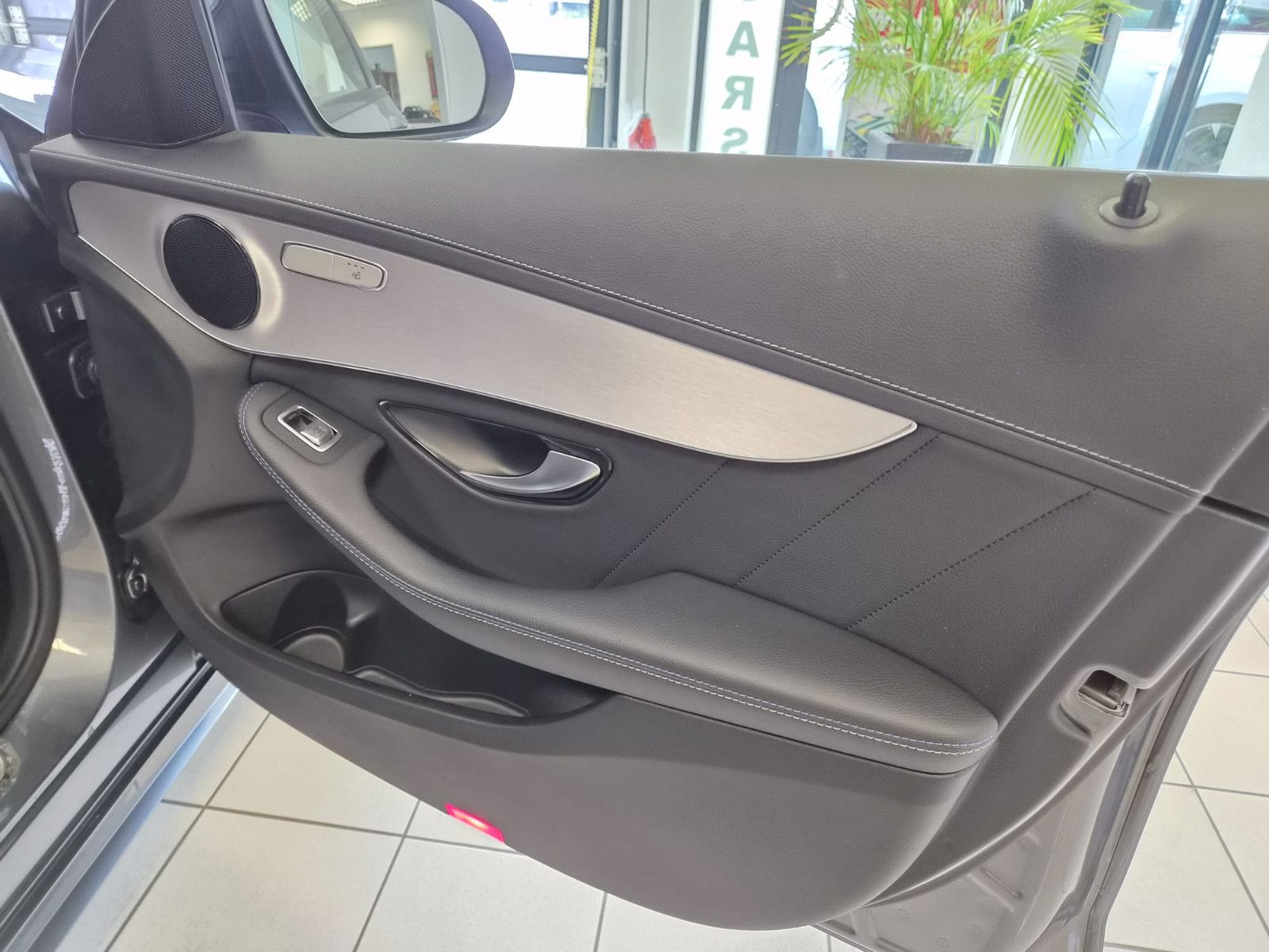 Fahrzeugabbildung Mercedes-Benz C 300 e Limousine/HIGH PERF. / KAMERA / AMG