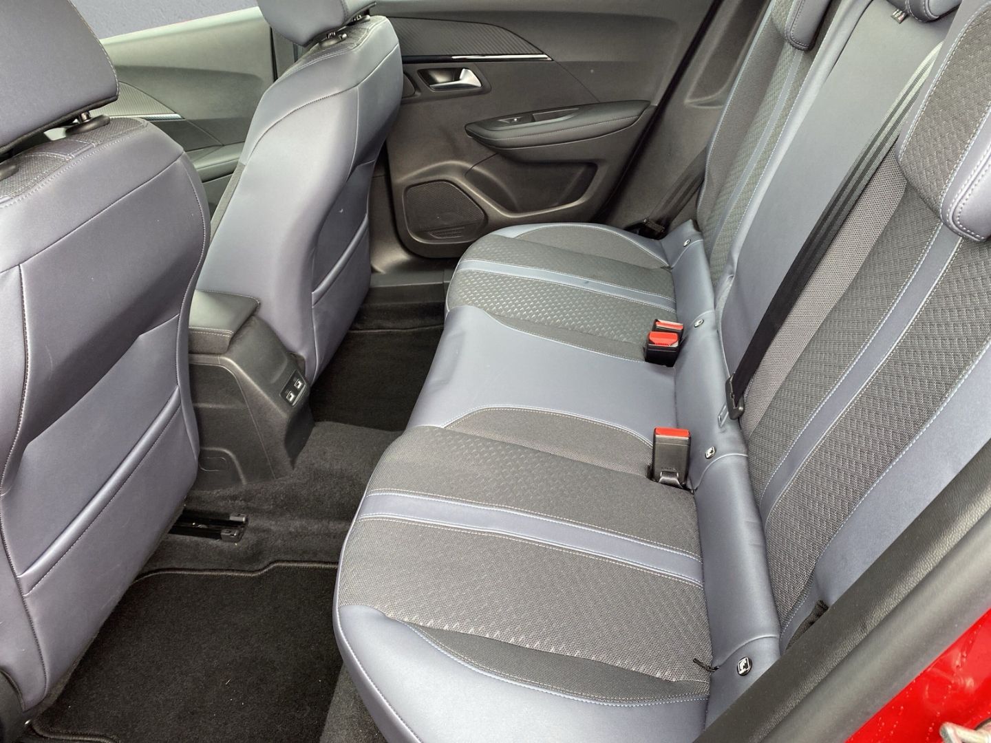 Fahrzeugabbildung Peugeot 2008 Allure 1.2 PureTech 130 EU6d *GT-Line Paket