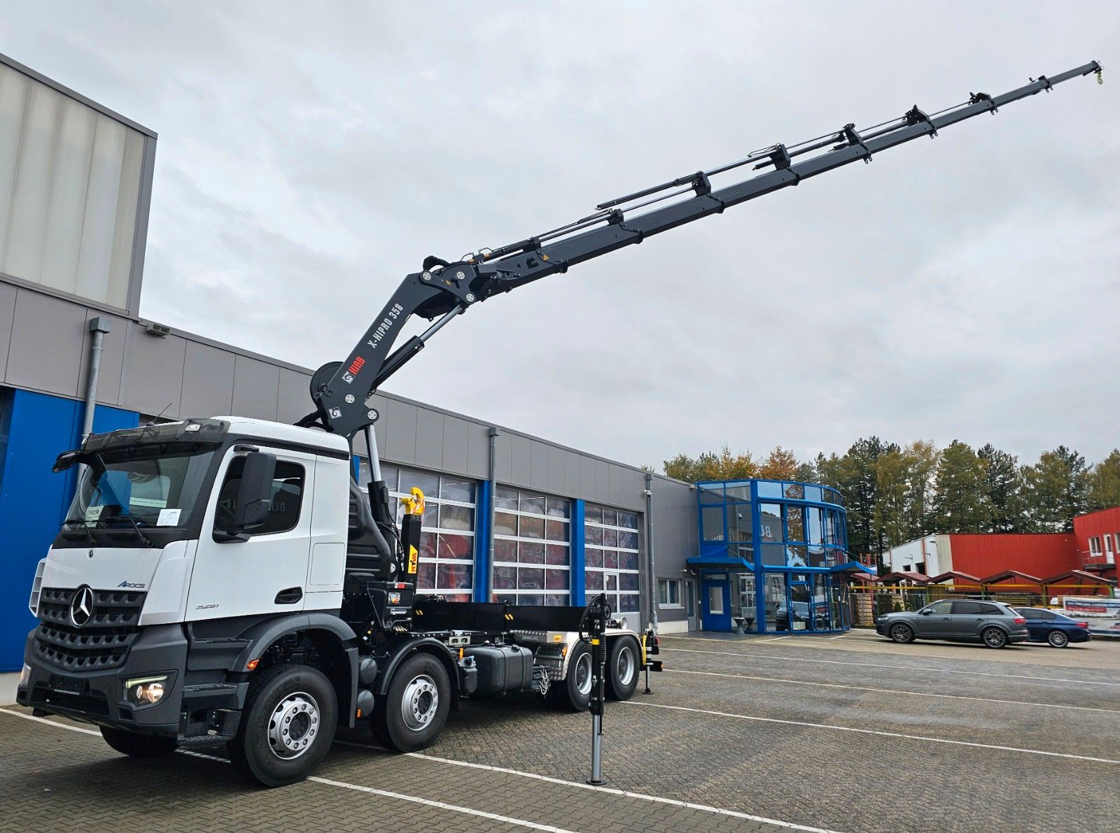 Fahrzeugabbildung Mercedes-Benz Arocs 3251 Abrollkipper HYVA + HIAB 358 E8 / 8x4