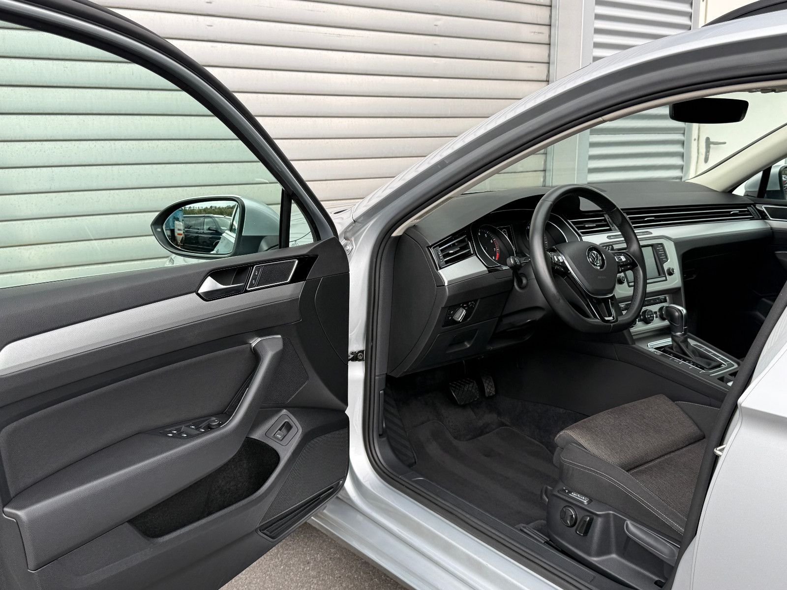 Fahrzeugabbildung Volkswagen Passat Comfortline DSG ACC Navi PDC SHZ Massage