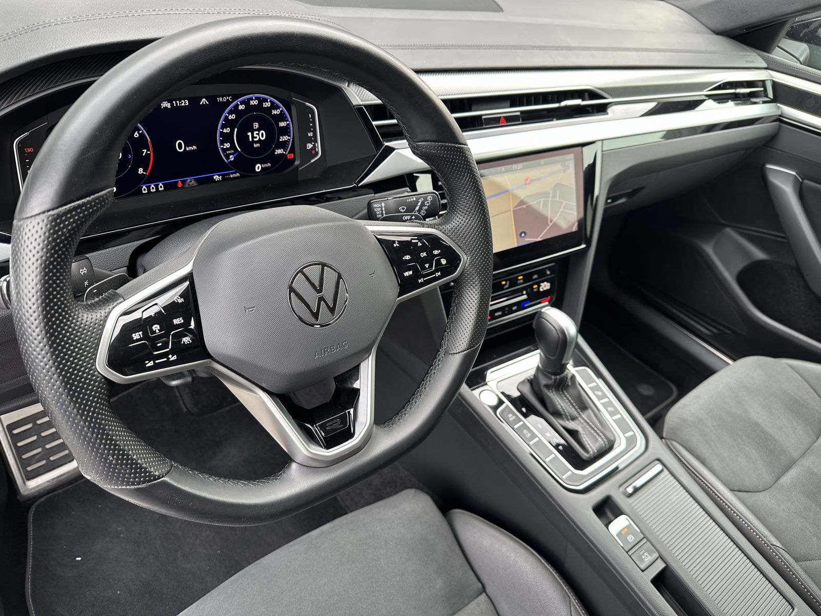 Fahrzeugabbildung Volkswagen Arteon 2.0 TSI DSG R-Line NAV+MATRIX+ACC+VCOCK