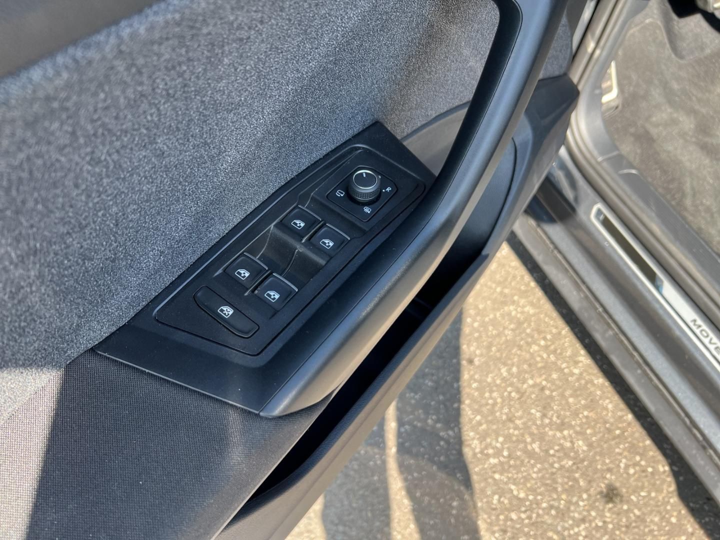 Fahrzeugabbildung Volkswagen T-ROC MOVE MOVE 1.5l TSI,DSG,Navi,Climatronic,17