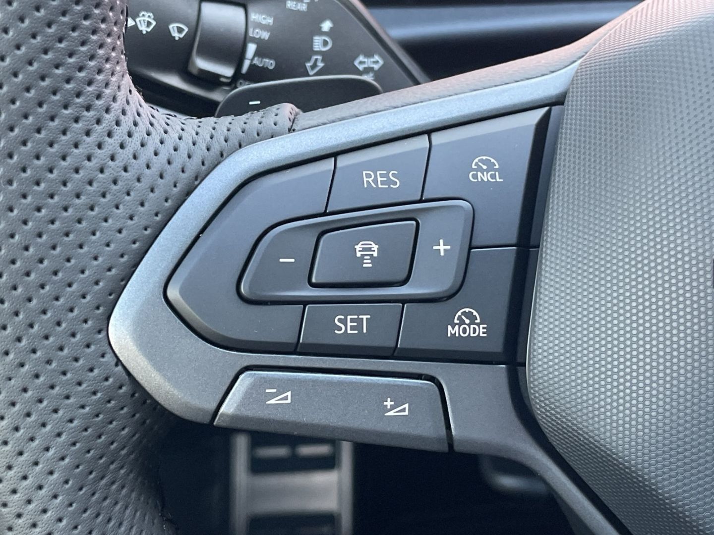 T-Roc R-Line 1.5 eTSI IQ.LIGHT/HUD/AHK/Pano/H&K 