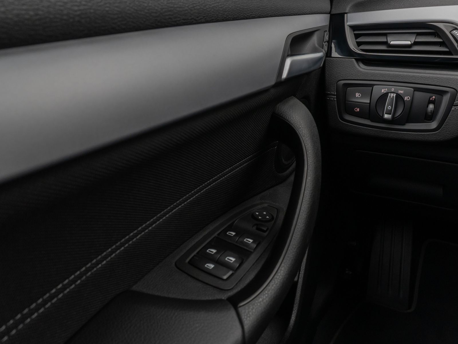 Fahrzeugabbildung BMW X2 xD25e Kamera HUD DAB Navi+ Alarm Sport LED