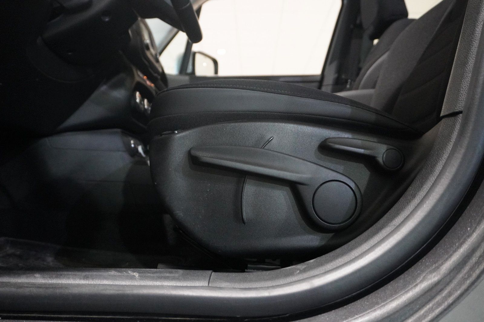 Fahrzeugabbildung Jeep Renegade 1.4 LIMITED 4WD BI-XENON/SHZ/PANO./DAB+