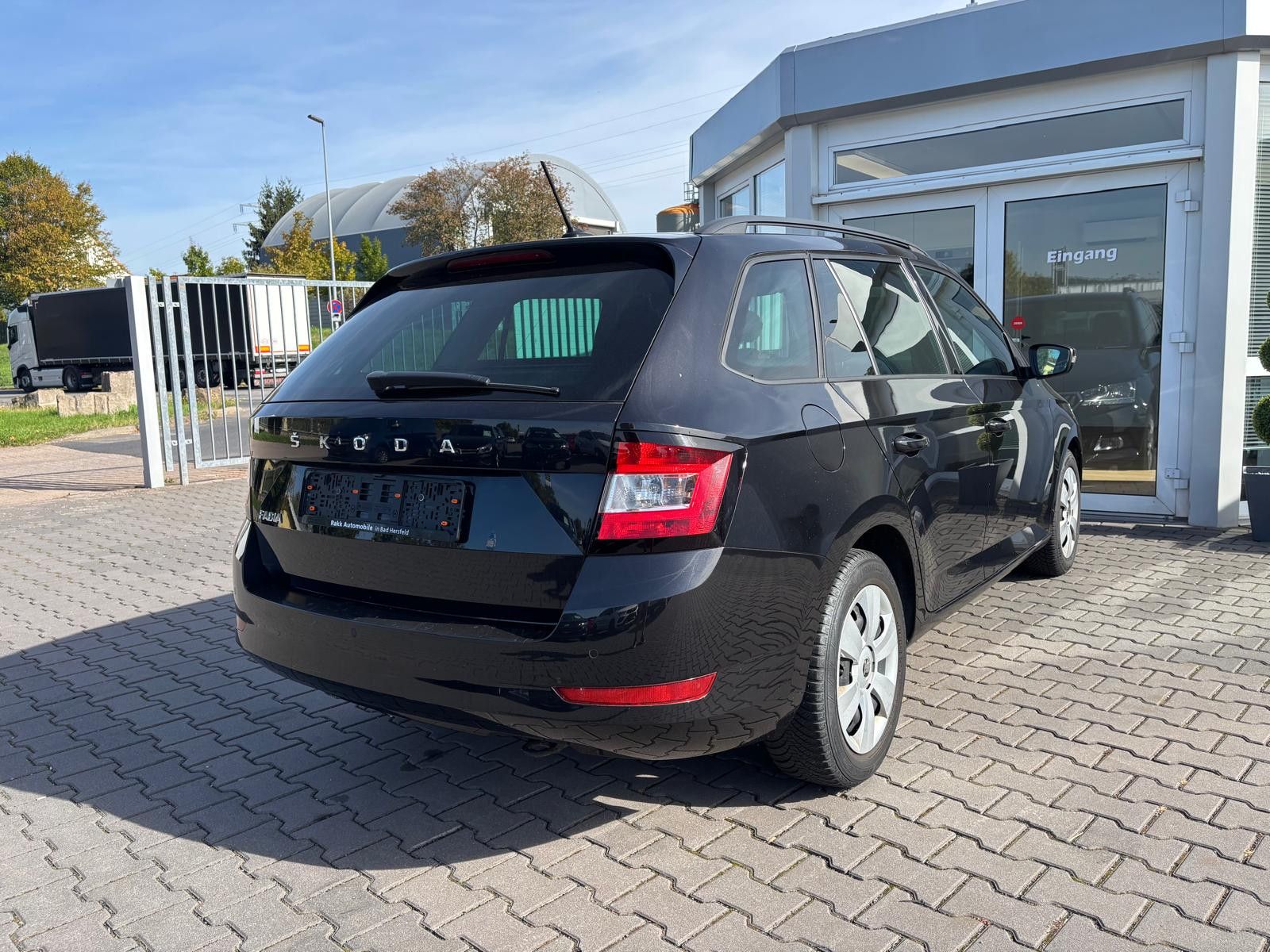 Fahrzeugabbildung SKODA Fabia Combi DSG BUSINESS-NAV-PDC-SHZ-APPS-TEMP
