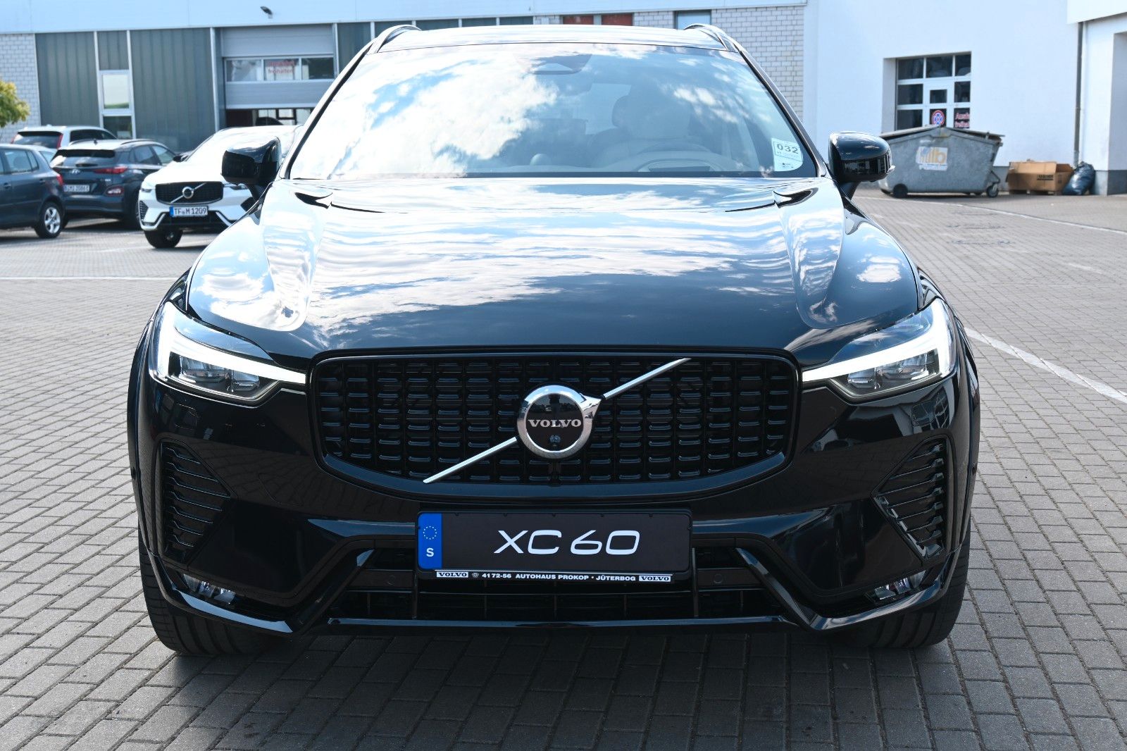 Fahrzeugabbildung Volvo XC60 B4 D AWD Ultimate Dark*STDHZG*360°*LUFT*AHK