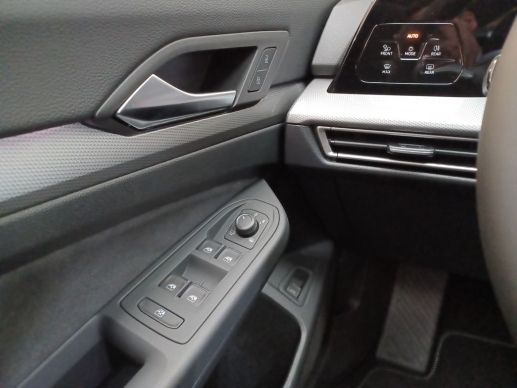 Fahrzeugabbildung Volkswagen Golf Variant 1.5 eTSI DSG Style Navi, AHZV uvm.