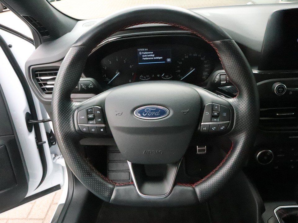 Fahrzeugabbildung Ford Focus Turnier 1.5 ST-Line AHK NAVI ACAA SHZ KeyL