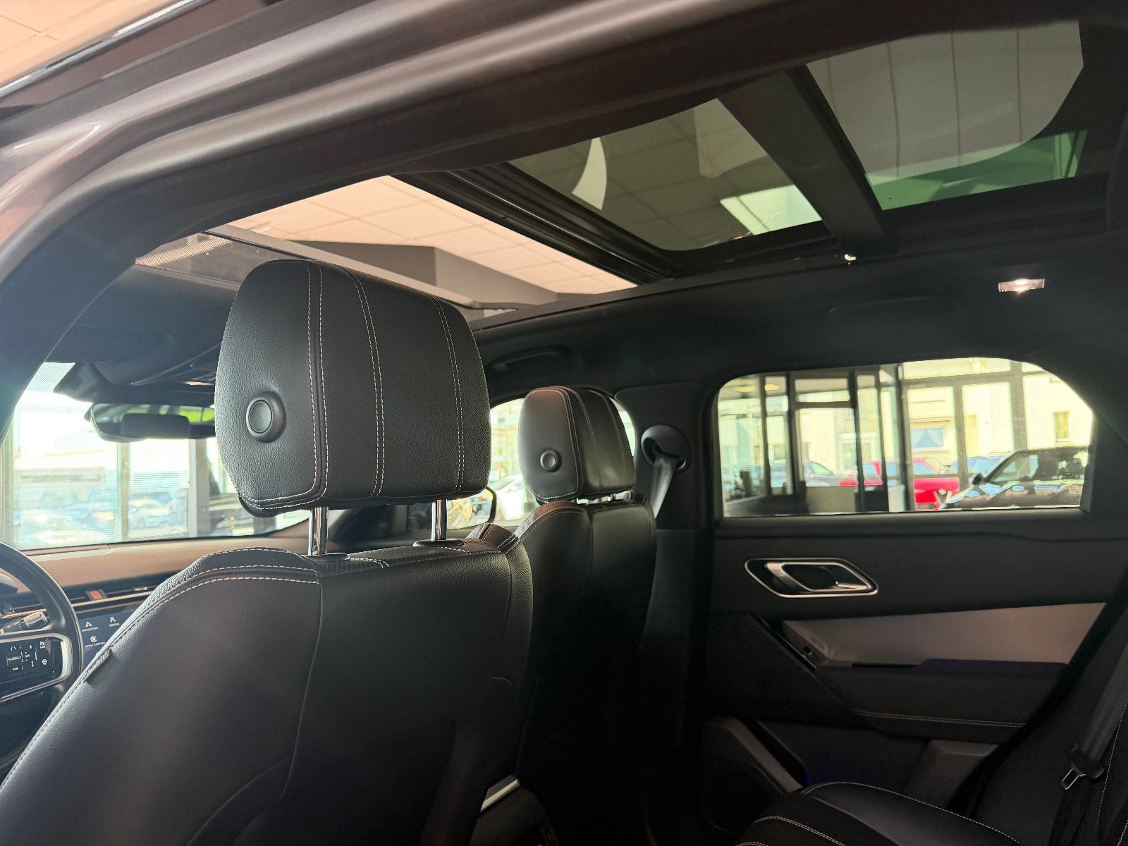 Fahrzeugabbildung Land Rover Range Rover Velar Hybrid S P400e /PANO/MERIDIAN/