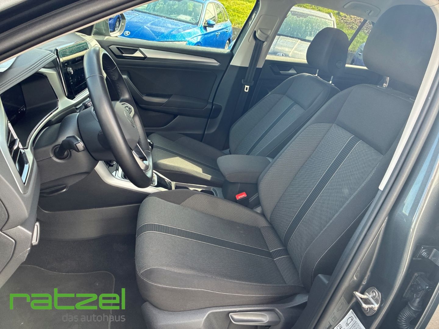 Fahrzeugabbildung Volkswagen T-Roc 1.5 Life Digitales Cockpit LED DAB SHZ Par