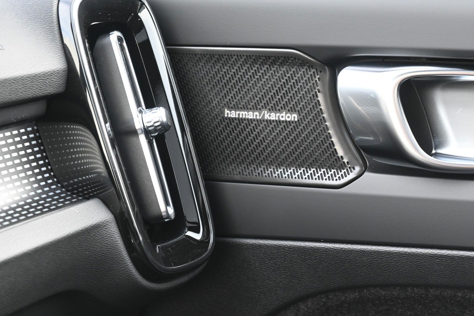 Fahrzeugabbildung Volvo XC40 B4 Black Ultra Dark*FSHZG*PANO*360°*ACC