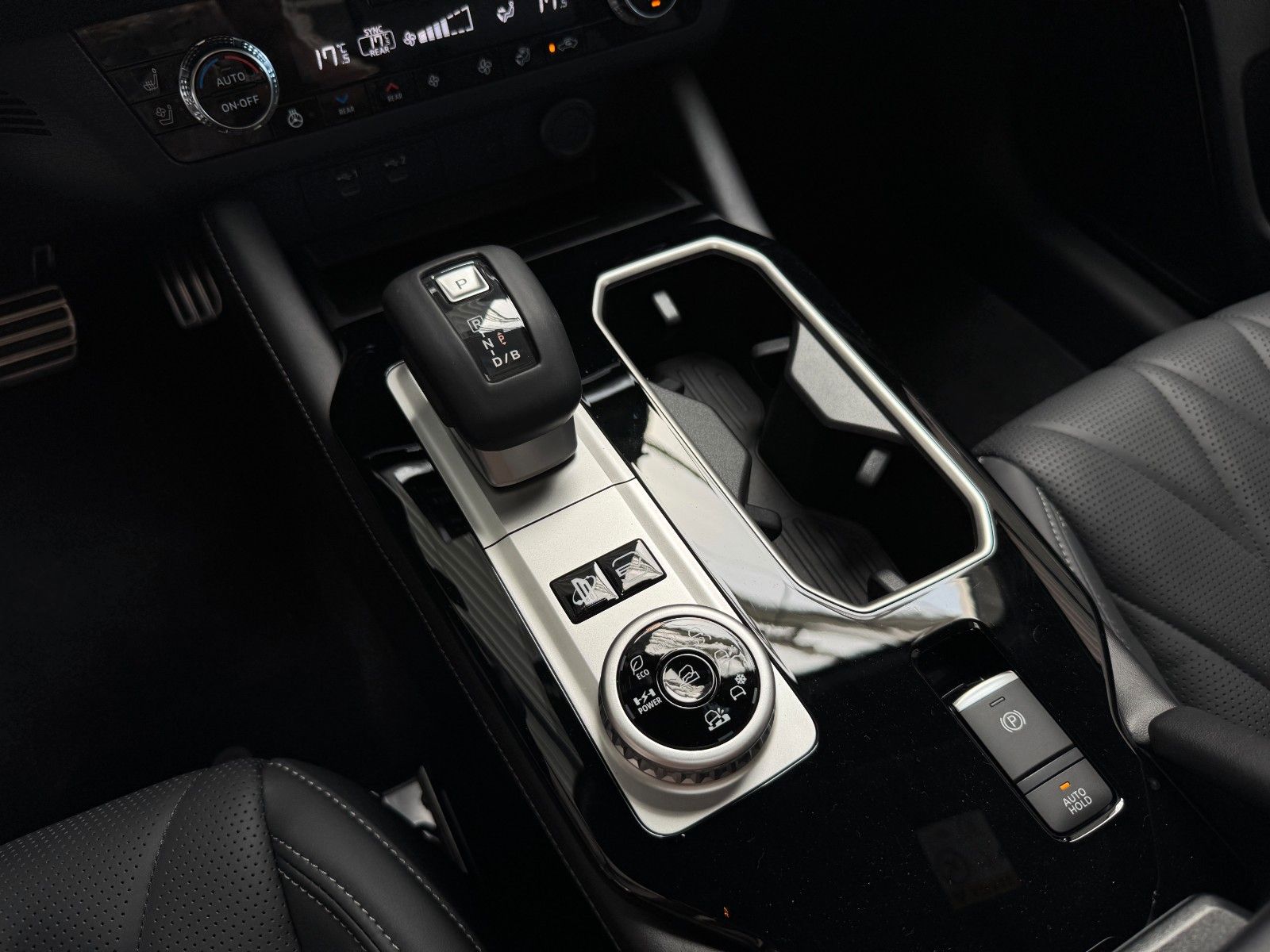 Fahrzeugabbildung Mitsubishi Outlander 2.4PLUG-IN HYBRID 4WD BLACK