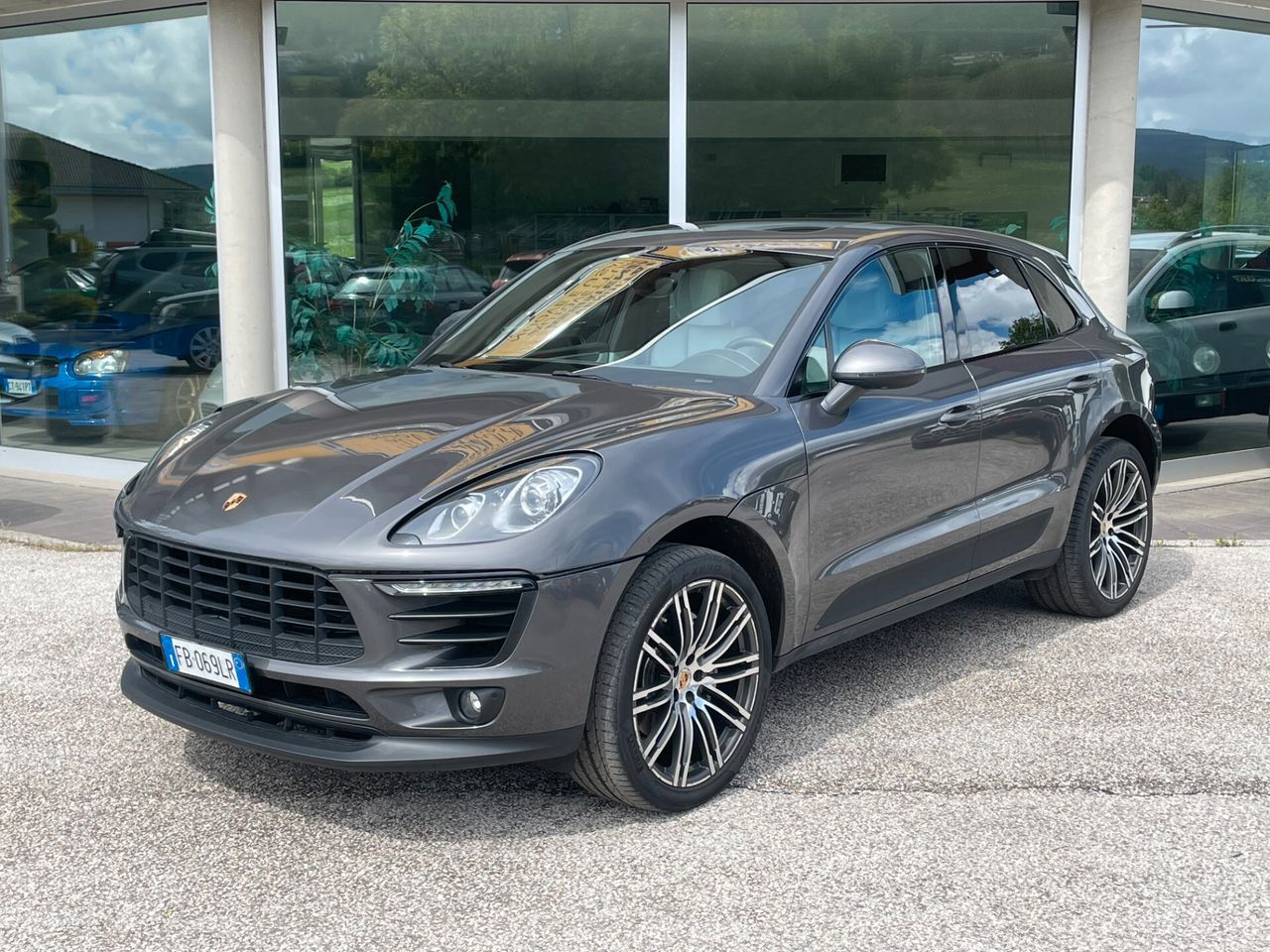 PORSCHE Macan