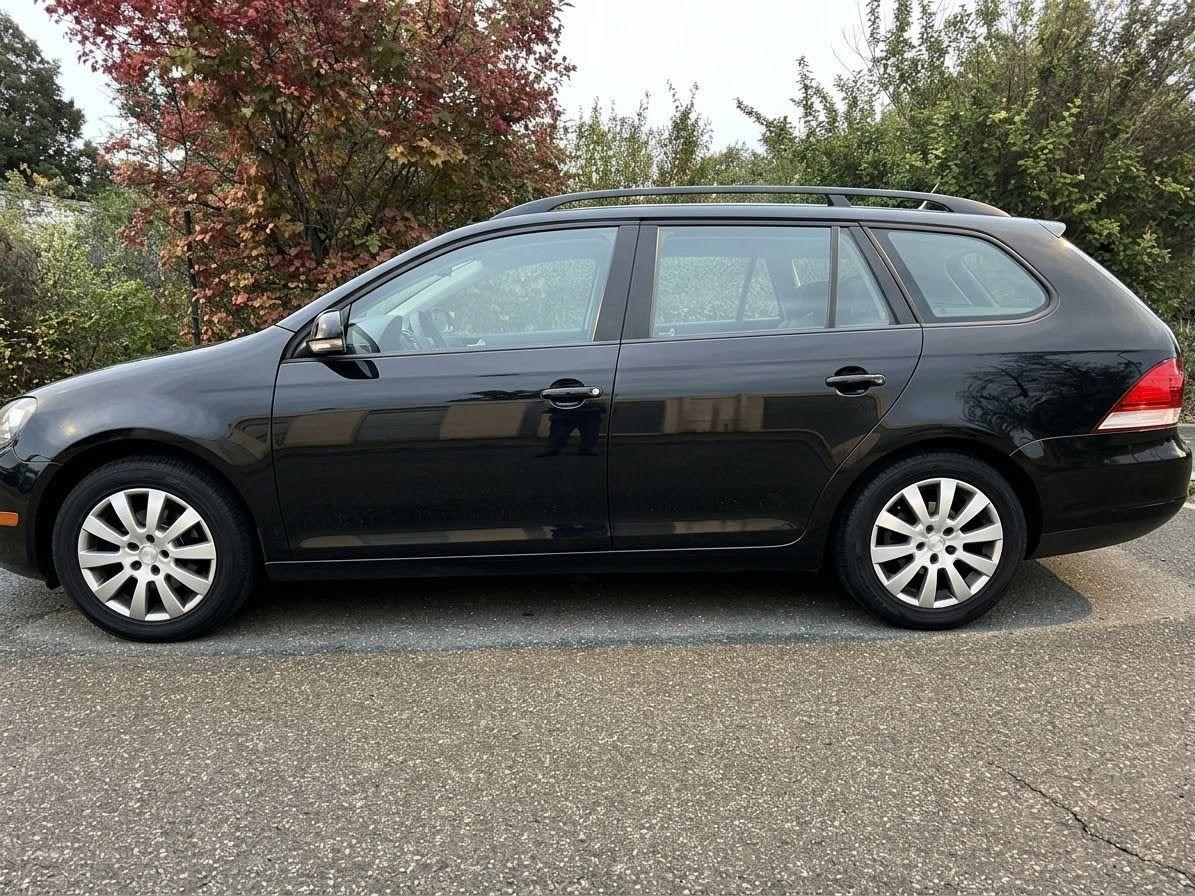 Volkswagen Golf 2009 — rear view