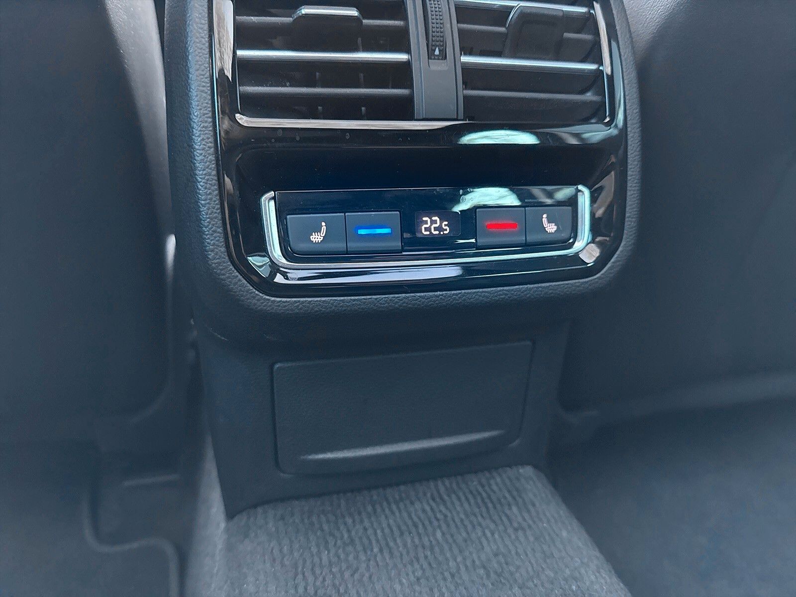 Fahrzeugabbildung Volkswagen Passat Variant R-Line *Standheizung*Pano*AHK*ACC