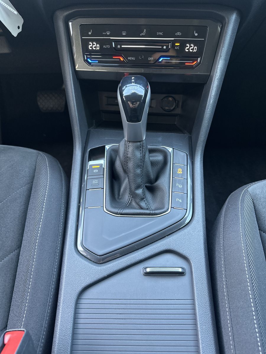 Fahrzeugabbildung Volkswagen Tiguan 1.5 TSI DSG Elegance NAV+MATRIX+ACC+AHK