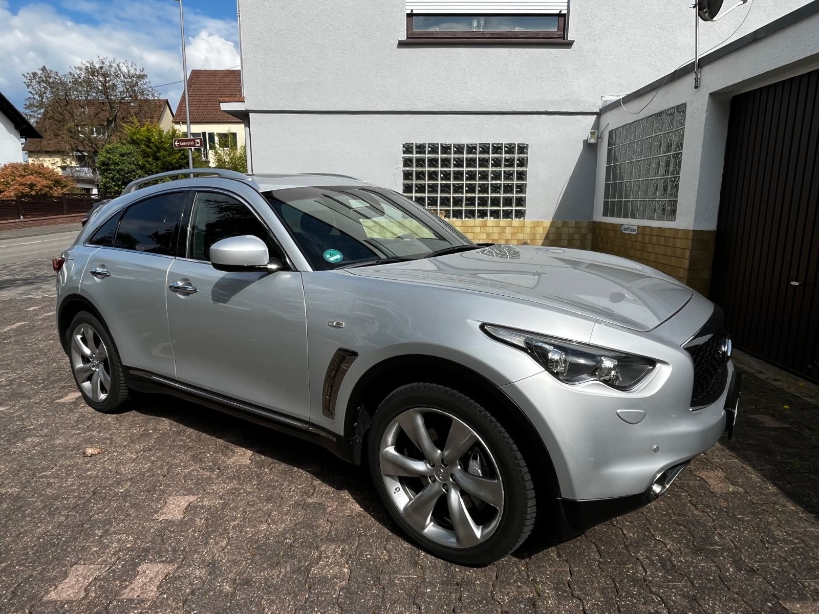 INFINITI QX70