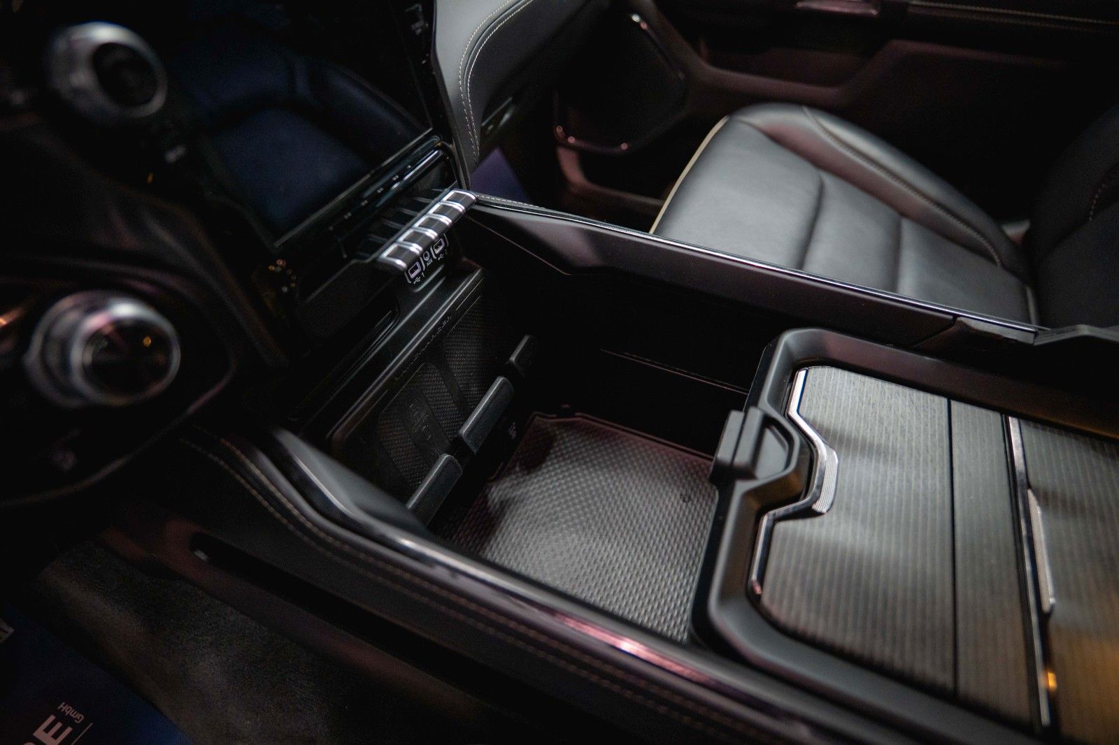 Fahrzeugabbildung Dodge RAM 5.7 V8 HEMI LIMITED Offroad Night-Paket *LED