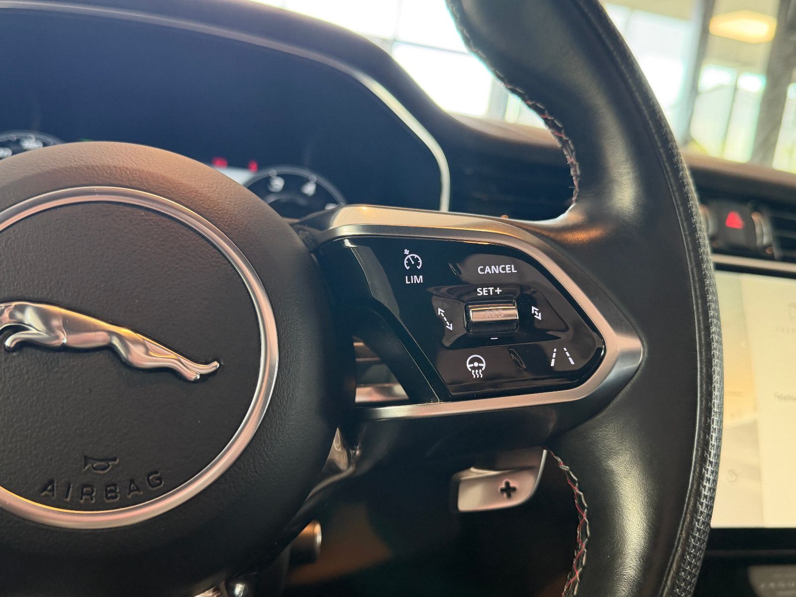 Fahrzeugabbildung Jaguar F-PACE SVR /PANO/MERIDIAN/360°KAM/HUD/AMBIENTE