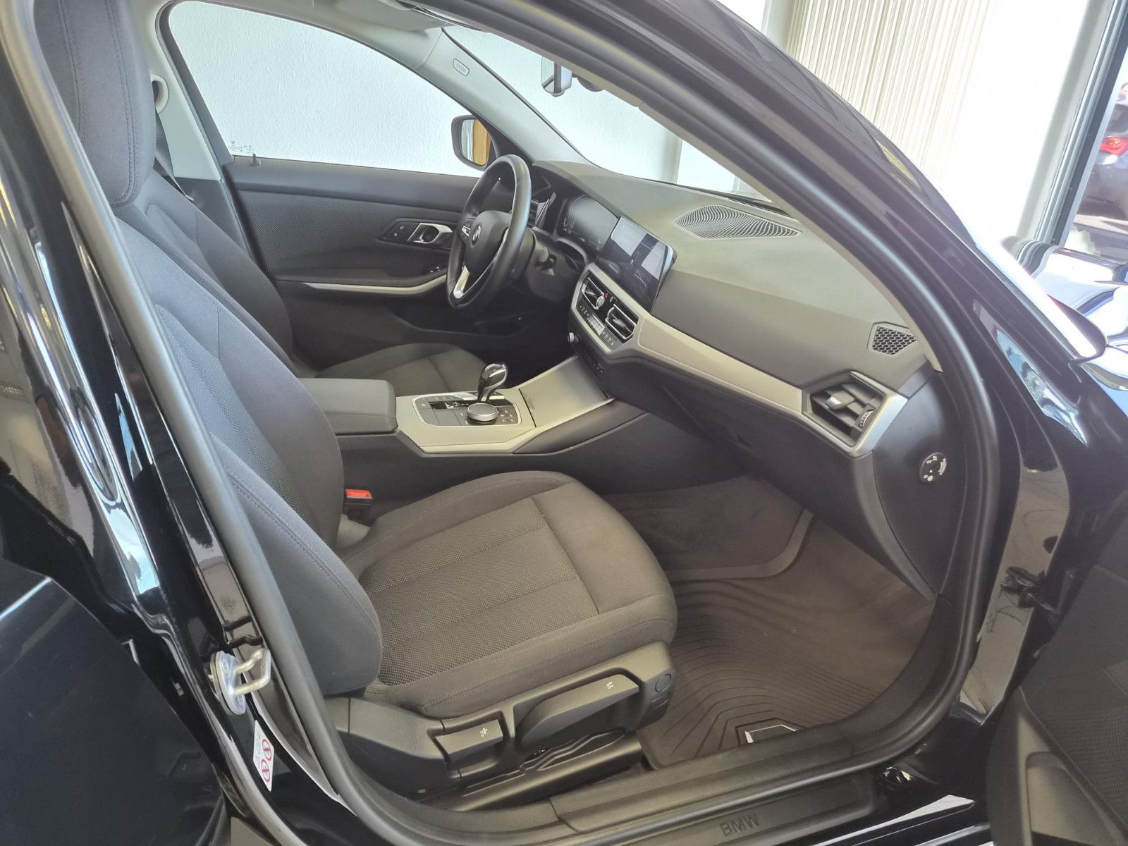 Fahrzeugabbildung BMW 330 e Advantage / NAVI / KLIMA / Garantie
