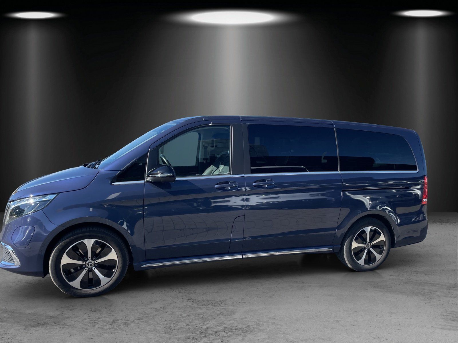 Fahrzeugabbildung Mercedes-Benz EQV300 L AVANTGAR Pano DISTRO Sitzklima AIRMATIC