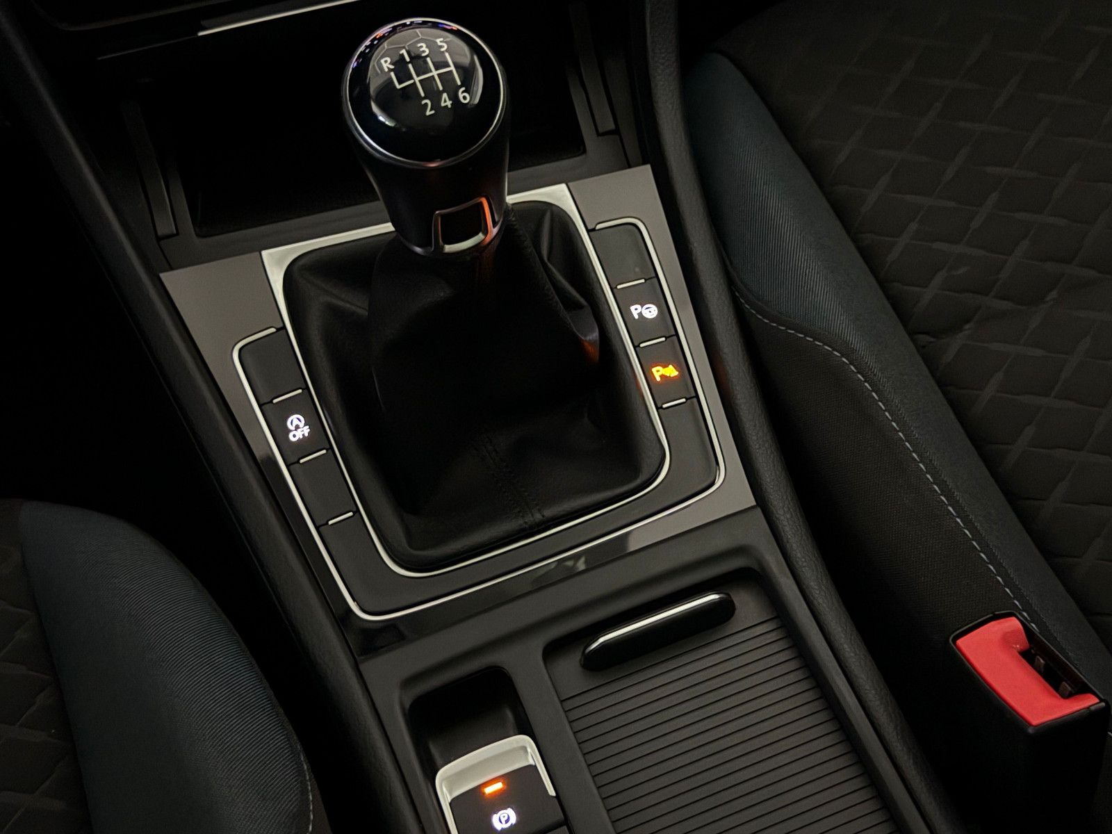 Fahrzeugabbildung Volkswagen Golf VII Lim. IQ.DRIVE BlueMotion/CAR PLAY/ACC