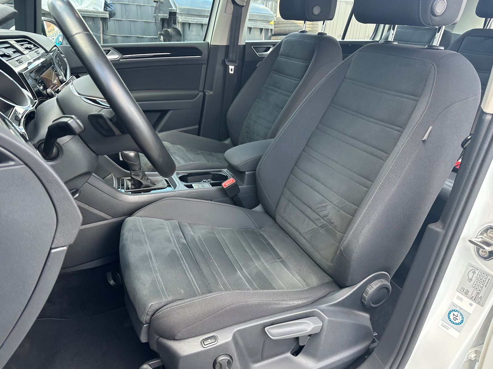 Fahrzeugabbildung Volkswagen Touran 2.0 TDI DSG Highline NAV+LED+ACC+AHK+SHZ