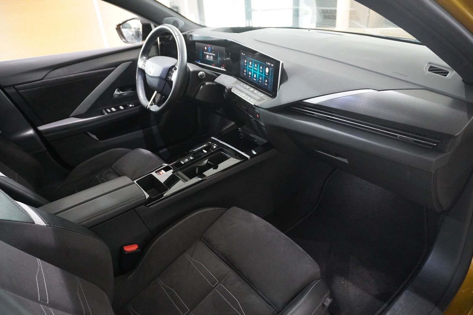 Fahrzeugabbildung Opel Astra L Lim. 1.6 HYBRID ULTIMATE NAVI/360°/HUD