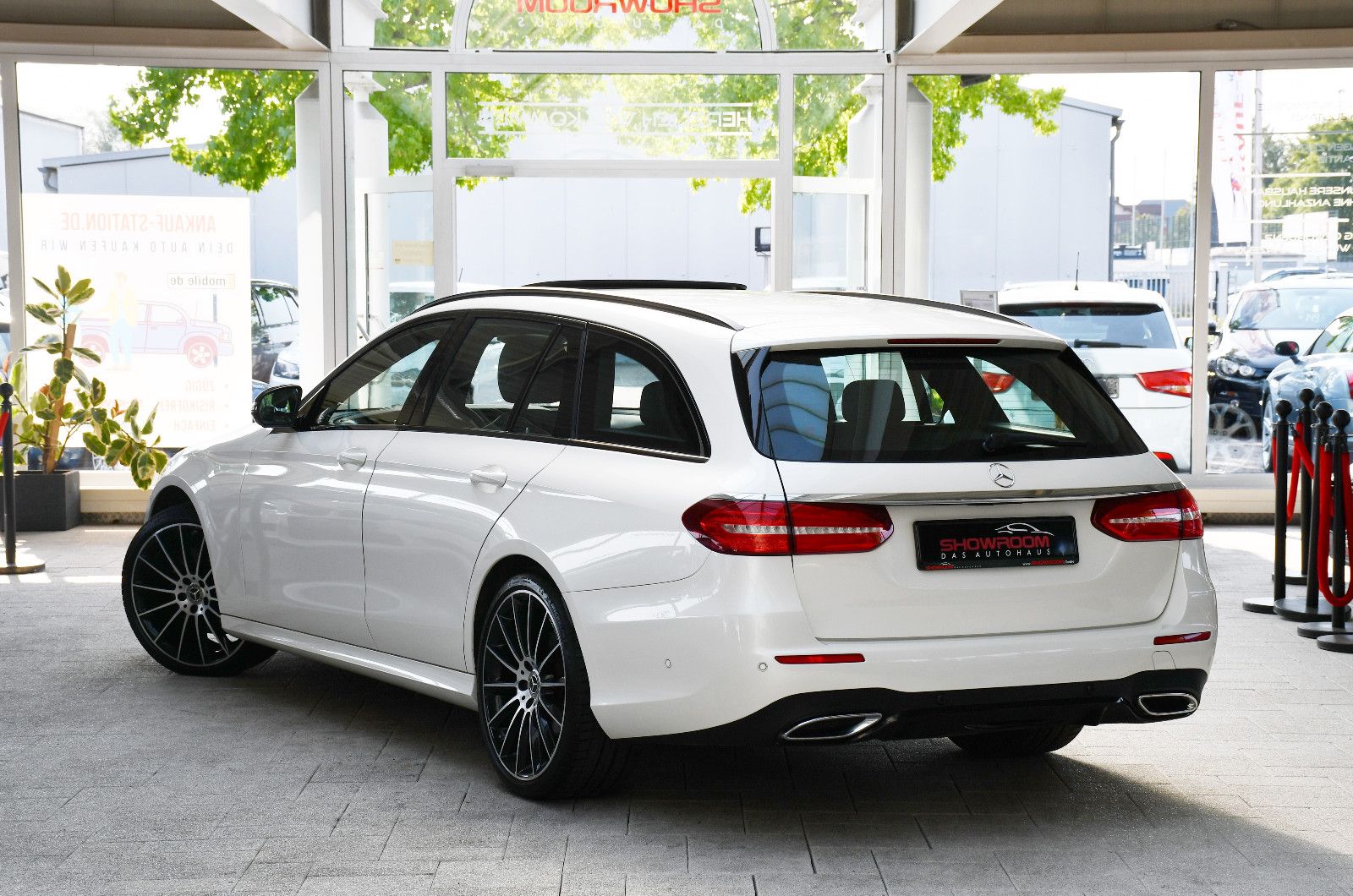 Mercedes-Benz E220d Designo AMG-Line Distronic 360° Ahk 1.Hand foto 4