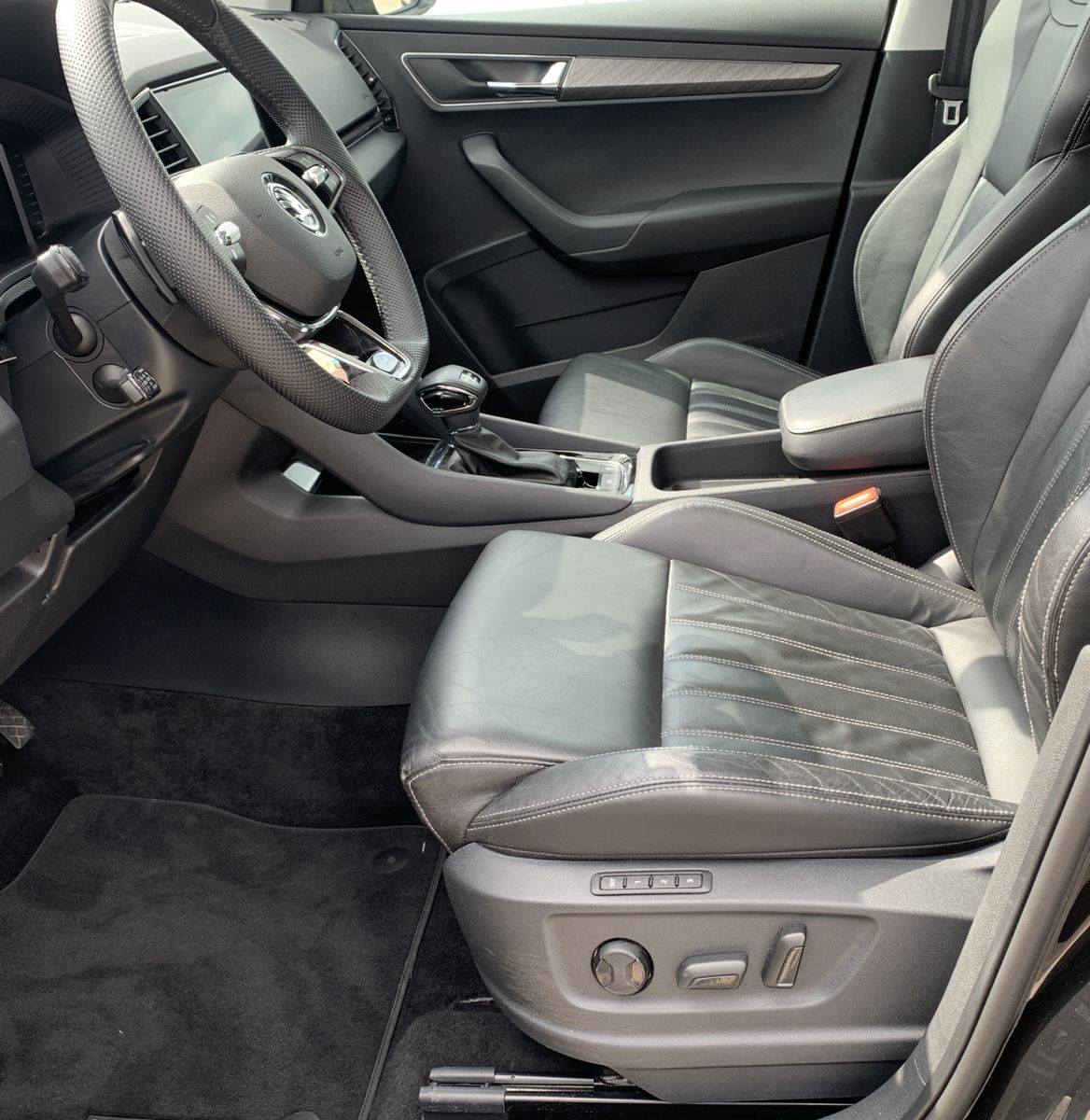 Fahrzeugabbildung SKODA Karoq 2.0 TDI*4x4*AHK*STHZ*Leder*360°Cam*Pano*