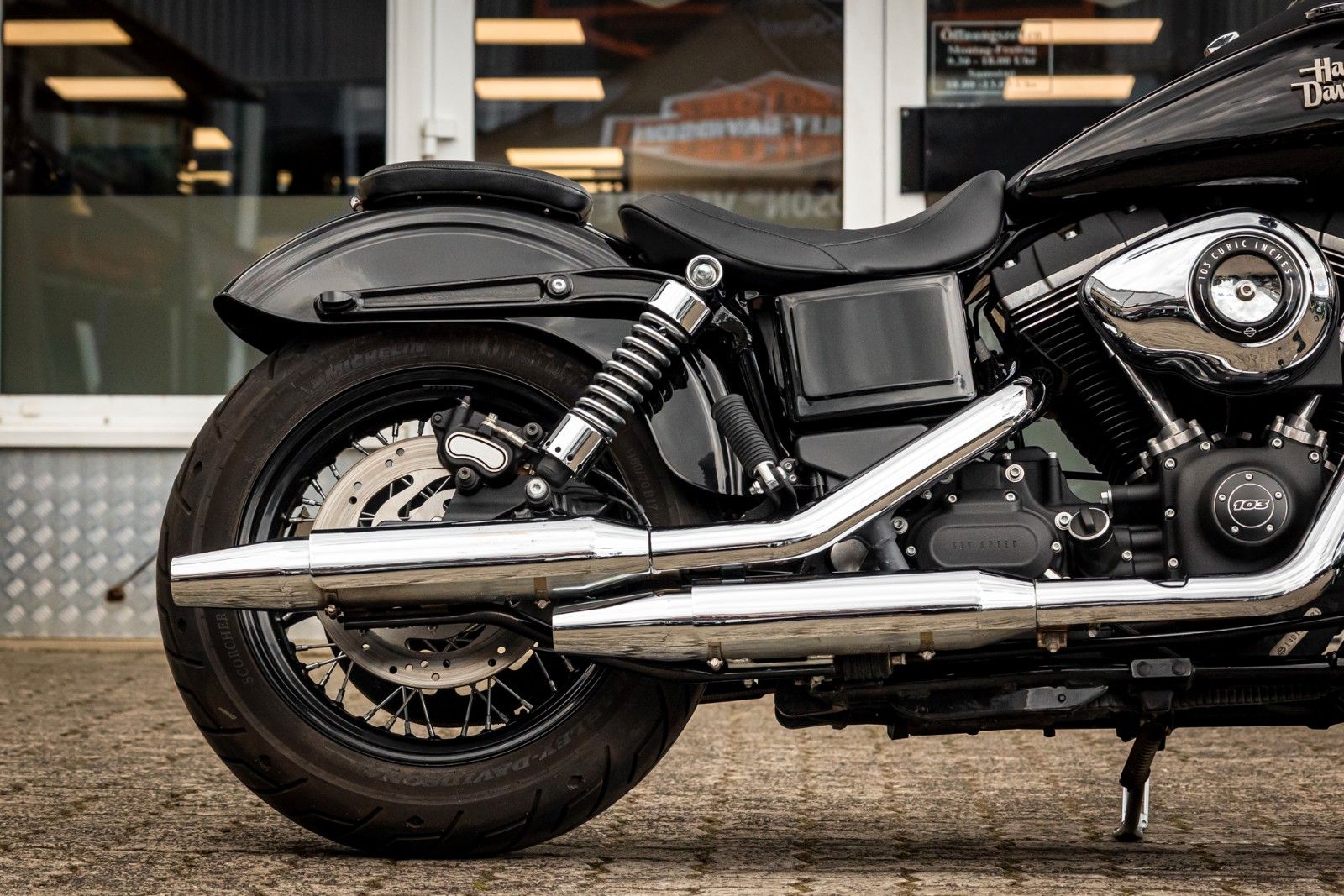 Fahrzeugabbildung Harley-Davidson DYNA STREET BOB FXDB 103 - Vorverlegte Fußrasten