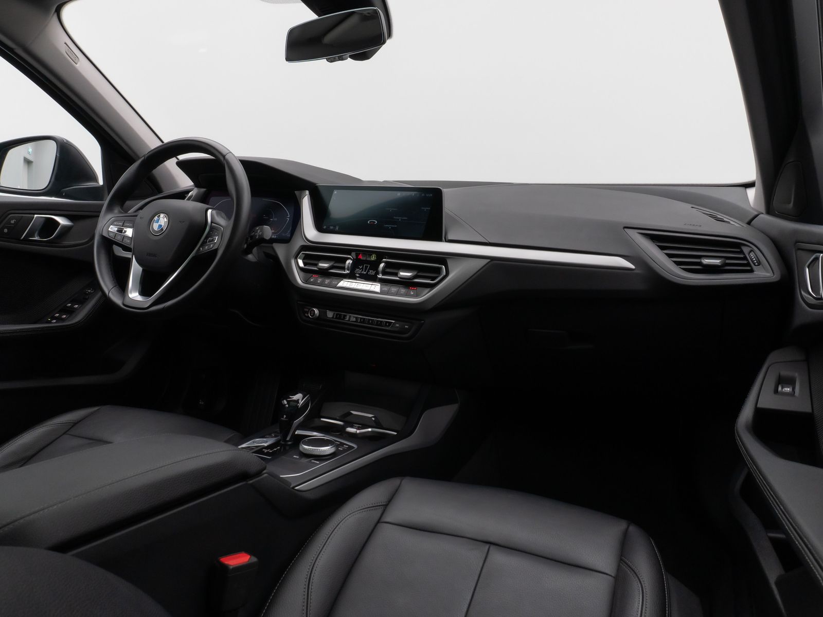 Fahrzeugabbildung BMW 118i Panorama HUD DAB HiFi WLAN PDC LED Alarm