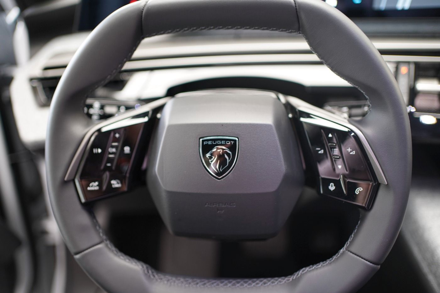 Fahrzeugabbildung Peugeot 5008 Allure Hybrid 145 e-DSC6 7 Sitzer Navi