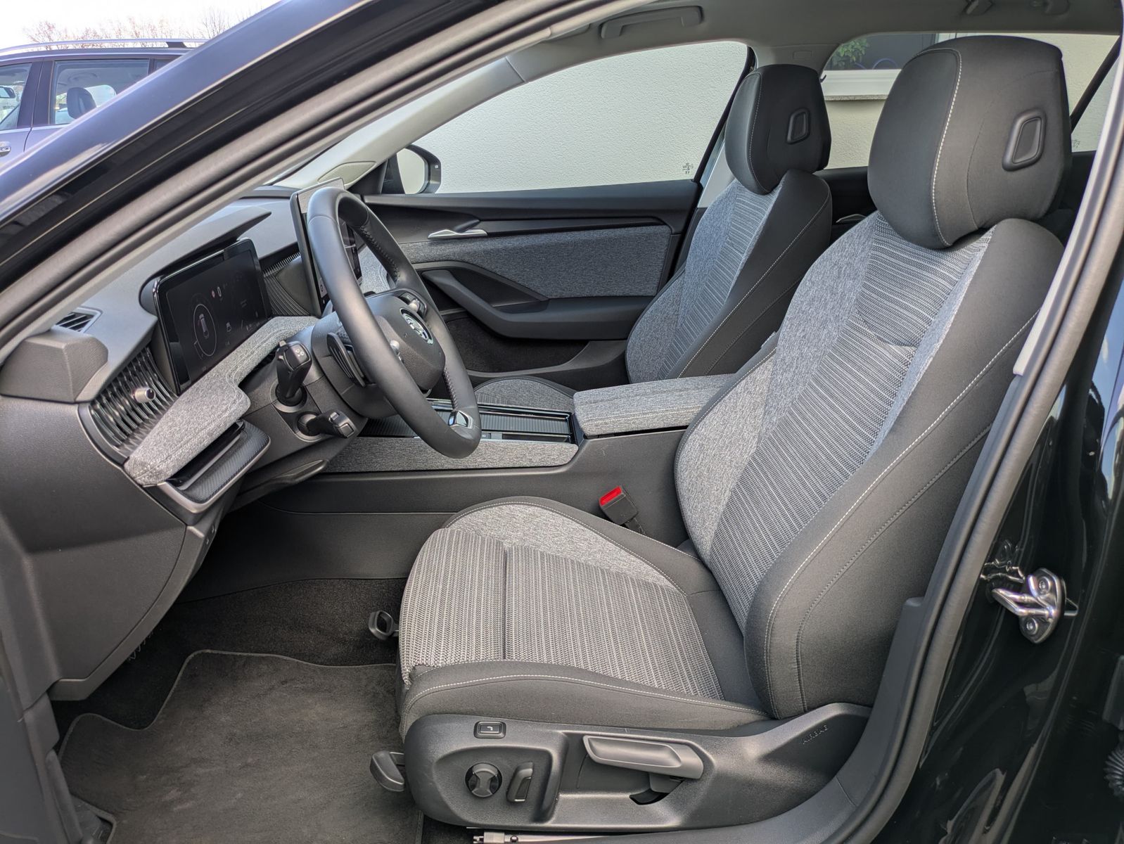 Fahrzeugabbildung SKODA Superb 2.0 TDI 4x4 Selection MATRIX*AHK*PANO*19"