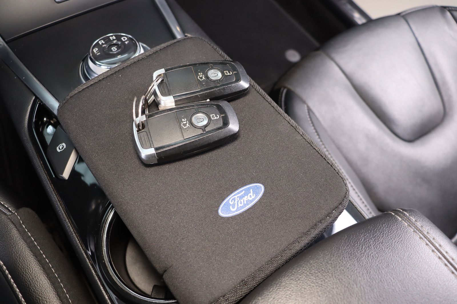 Fahrzeugabbildung Ford S-MAX * Massage * RFK * Pano Titanium