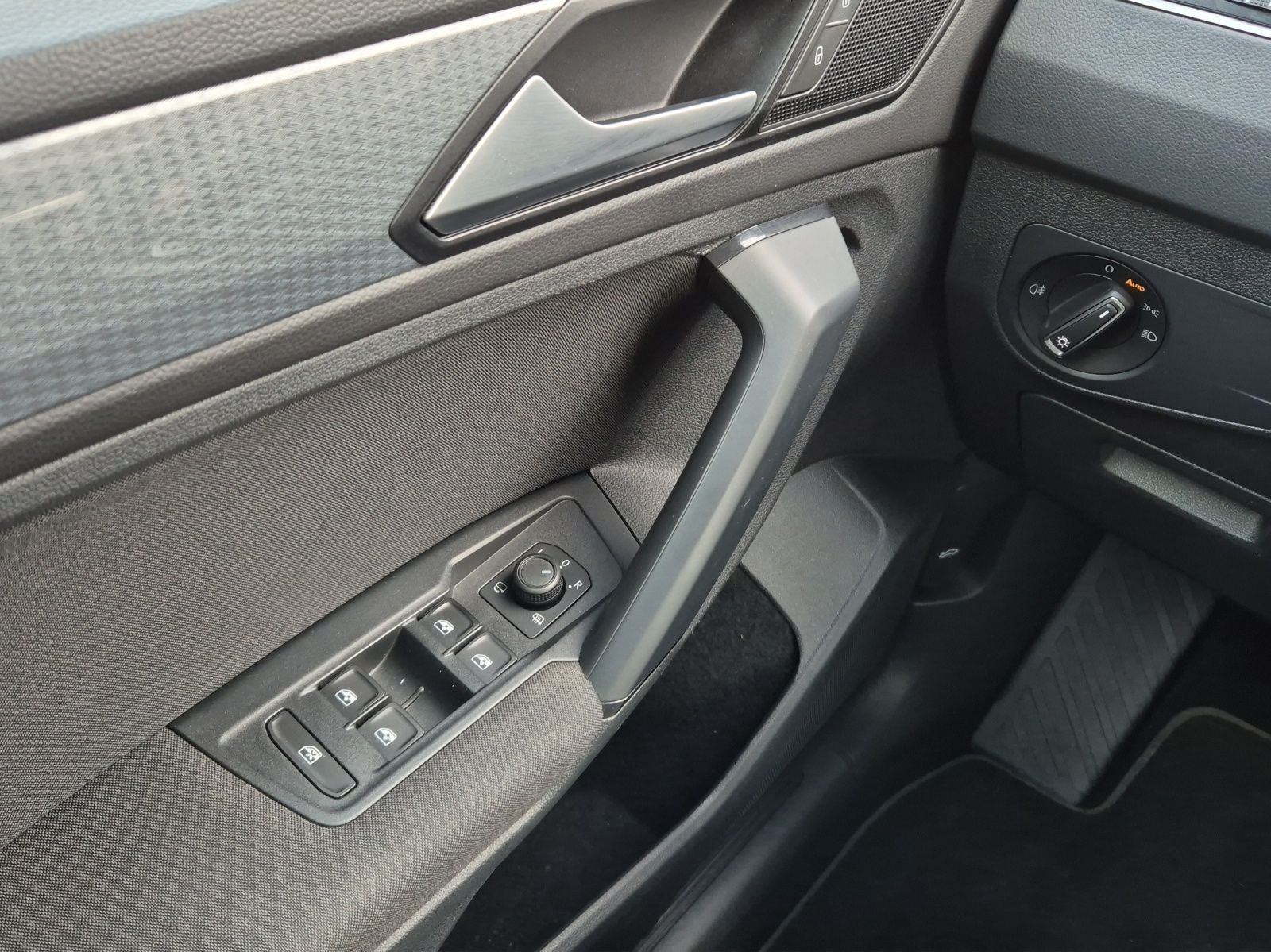 Fahrzeugabbildung Volkswagen Tiguan TSI Life LED AHK Navi Pano ACC Park-Assis